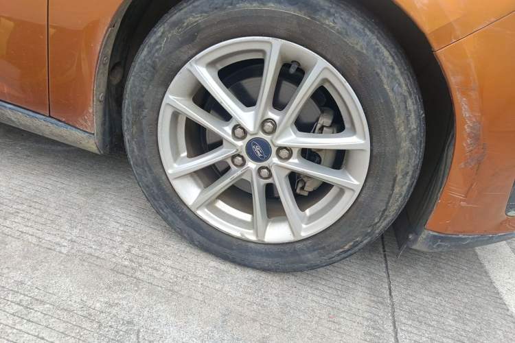 Used Ford Focus 2018 Two-Door Classic EcoBoost 125 Automatic Supercharged Style SmartDrive Edition Right Front Wheel Hub
