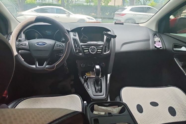 Used Ford Focus 2018 Sedan Classic 1.6L Automatic Trendy SmartDrive Edition Center Console