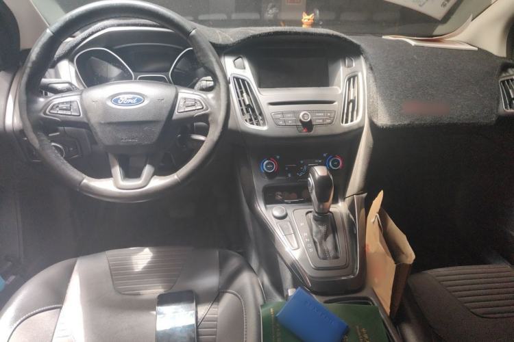 Used Ford Focus 2018 Hatchback Classic EcoBoost 180 Automatic Elite Model Center Console