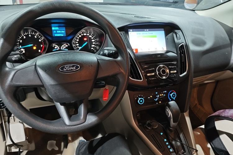 Used Ford Focus 2018 Sedan Classic 1.6L Automatic Comfort Plus Smart Drive Version Center Console