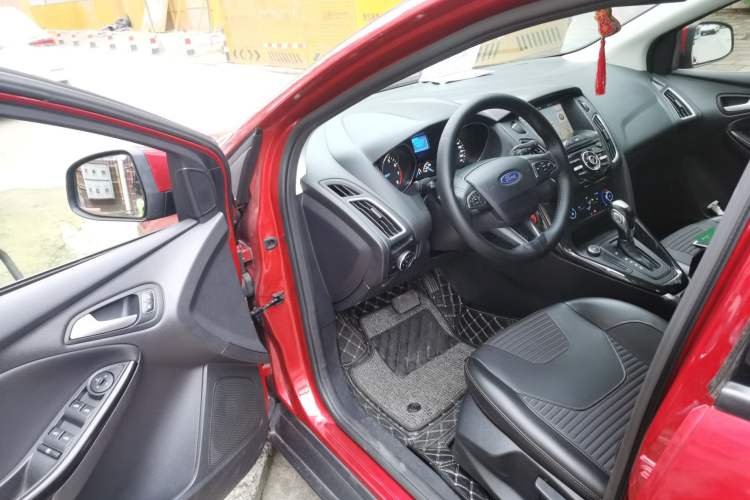 Used Ford Focus 2018 Hatchback Classic 1.6L Automatic Trendy SmartDrive Edition Driver Seat