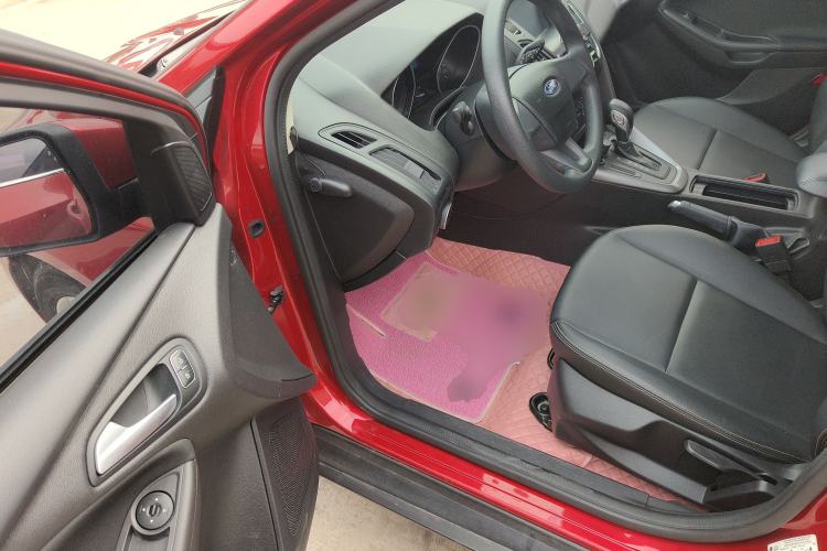 Used Ford Focus 2018 Hatchback Classic 1.6L Automatic Comfort Plus SmartDrive Edition Driver Seat
