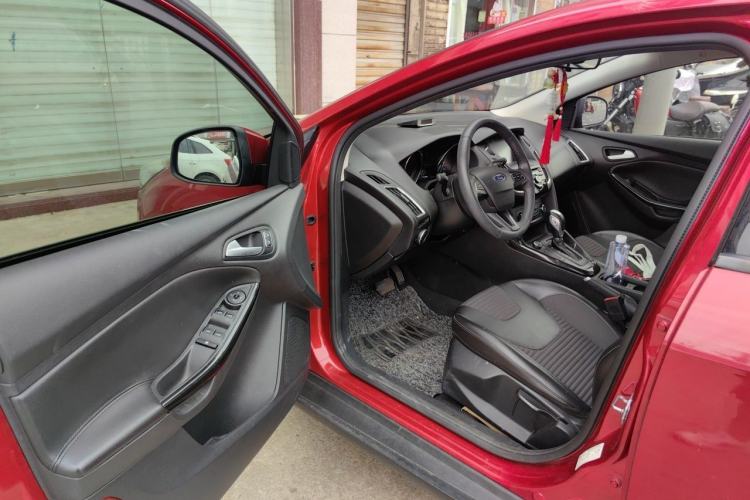 Used Ford Focus 2018 Hatchback Classic 1.6L Automatic Trendy SmartDrive Edition Driver Seat