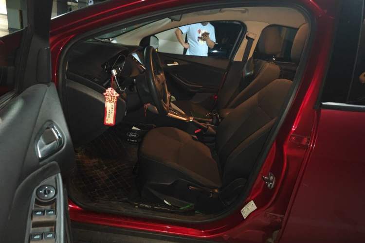 Used Ford Focus 2018 Hatchback Classic 1.6L Automatic Comfort Plus SmartDrive Edition Driver Seat