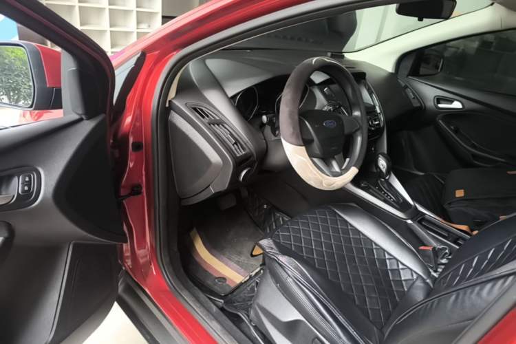 Used Ford Focus 2018 Hatchback Classic 1.6L Automatic Comfort Plus SmartDrive Edition Driver Seat