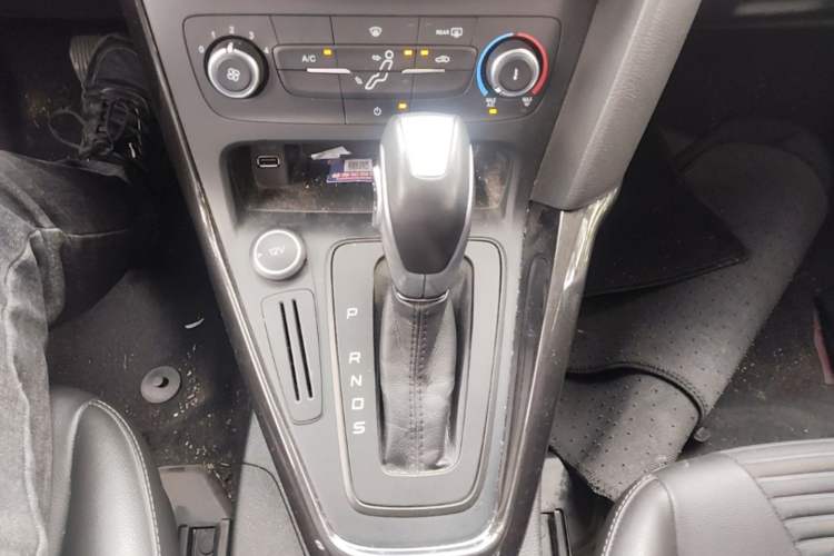 Used Ford Focus 2018 Sedan Classic 1.6L Automatic Trendy SmartDrive Edition Gear Lever