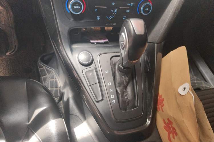 Used Ford Focus 2018 Hatchback Classic EcoBoost 180 Automatic Elite Model Gear Lever