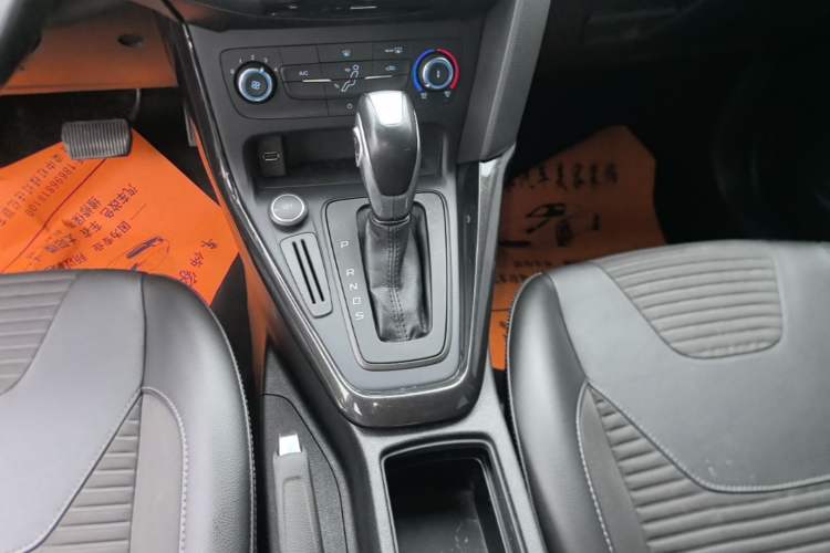 Used Ford Focus 2018 Sedan Classic 1.6L Automatic Trendy SmartDrive Edition Gear Lever