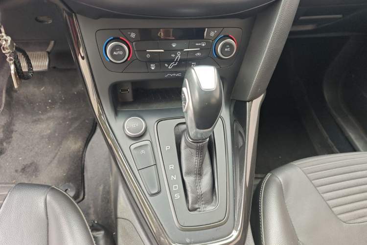Used Ford Focus 2018 Hatchback Classic EcoBoost 180 Automatic Elite Model Gear Lever