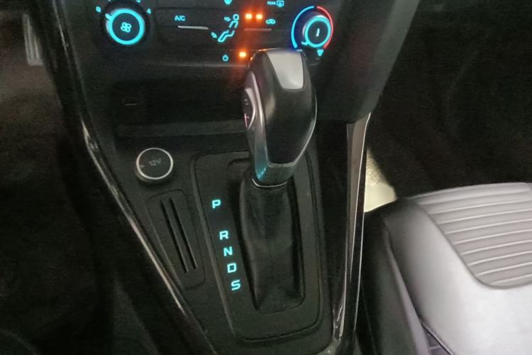 Used Ford Focus 2018 Sedan Classic 1.6L Automatic Trendy SmartDrive Edition Gear Lever
