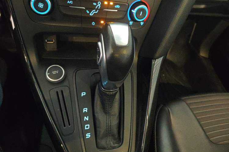 Used Ford Focus 2018 Sedan Classic 1.6L Automatic Trendy SmartDrive Edition Gear Lever