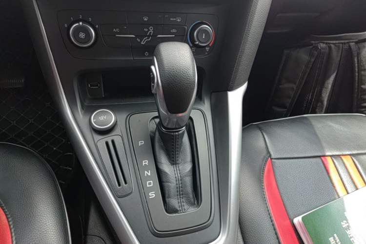 Used Ford Focus 2018 Hatchback Classic 1.6L Automatic Comfort Plus SmartDrive Edition Gear Lever
