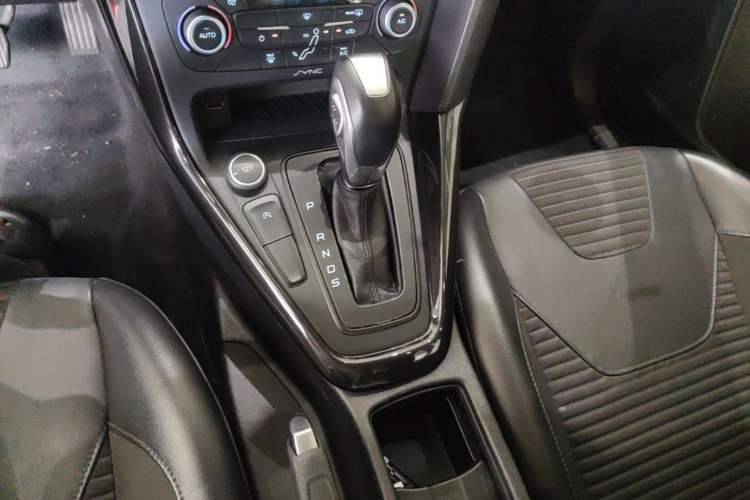Used Ford Focus 2018 Hatchback Classic EcoBoost 180 Automatic Elite Model Gear Lever