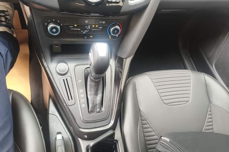 Used Ford Focus 2018 Sedan Classic 1.6L Automatic Trendy SmartDrive Edition Gear Lever