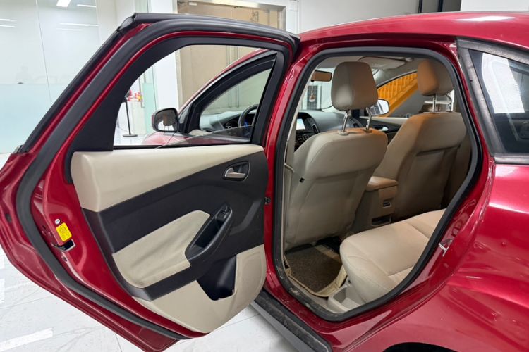 Used Ford Focus 2018 Sedan Classic 1.6L Automatic Comfort Plus Smart Drive Version Interior 8