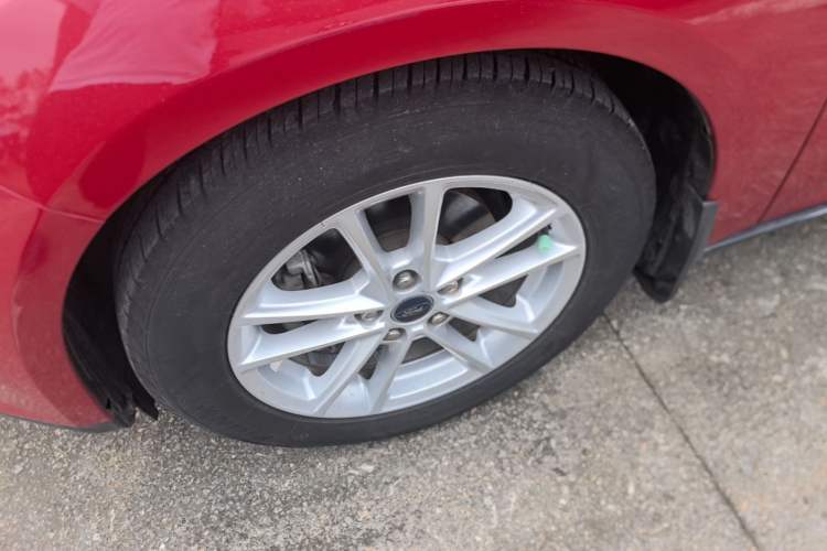 Used Ford Focus 2018 Sedan Classic 1.6L Automatic Trendy SmartDrive Edition Left Front Wheel Hub