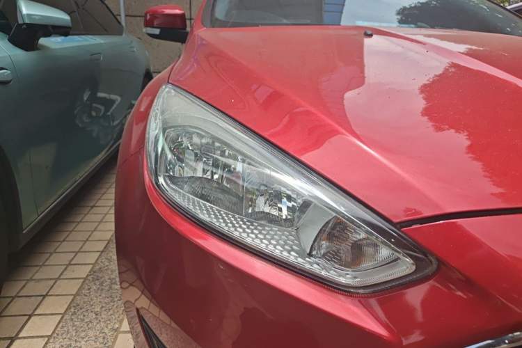 Used Ford Focus 2018 Sedan Classic 1.6L Automatic Trendy SmartDrive Edition Right Front Headlight