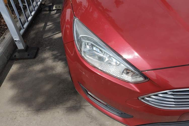 Used Ford Focus 2018 Sedan Classic 1.6L Automatic Trendy SmartDrive Edition Right Front Headlight