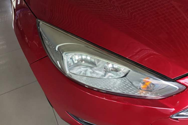 Used Ford Focus 2018 Sedan Classic 1.6L Automatic Trendy SmartDrive Edition Right Front Headlight