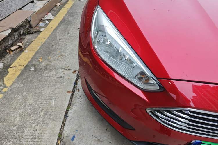 Used Ford Focus 2018 Sedan Classic 1.6L Automatic Trendy SmartDrive Edition Right Front Headlight