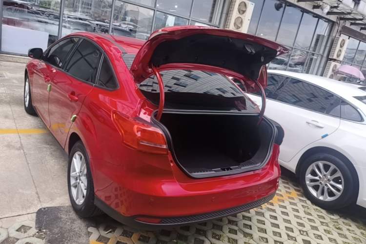 Used Ford Focus 2018 Sedan Classic 1.6L Automatic Trendy SmartDrive Edition Trunk