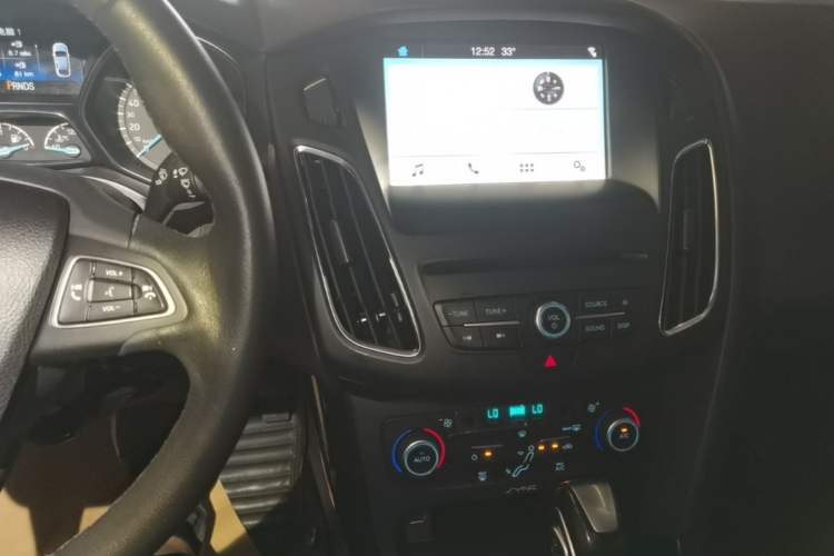 Used Ford Focus 2018 Sedan Classic EcoBoost 180 Automatic Elite Model Audio And AC Panel