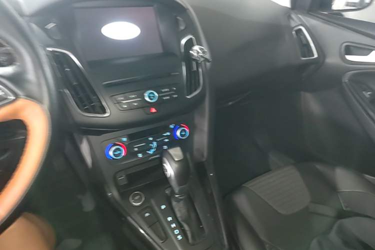 Used Ford Focus 2018 Hatchback Classic EcoBoost 180 Automatic Elite Model Audio And AC Panel