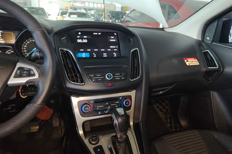 Used Ford Focus 2018 Sedan Classic EcoBoost 180 Automatic Elite Model Audio And AC Panel