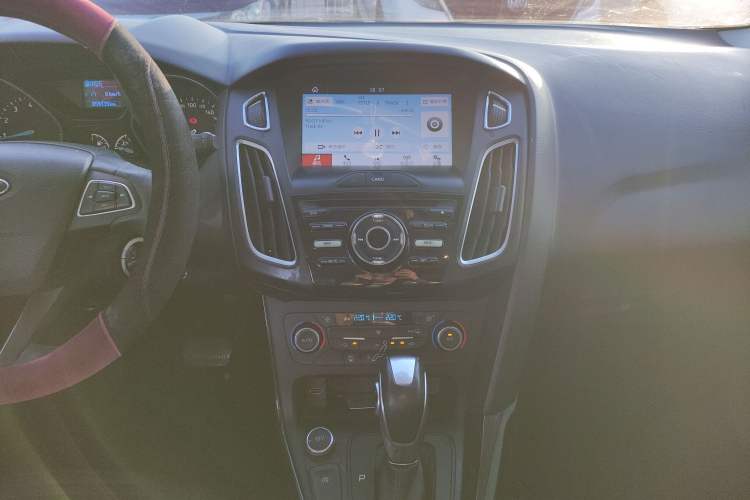Used Ford Focus 2018 Two-Door Classic EcoBoost 125 Automatic Supercharged Style SmartDrive Edition Audio And AC Panel
