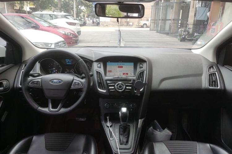 Used Ford Focus 2018 Hatchback Classic 1.6L Automatic Trendy SmartDrive Edition Center Console