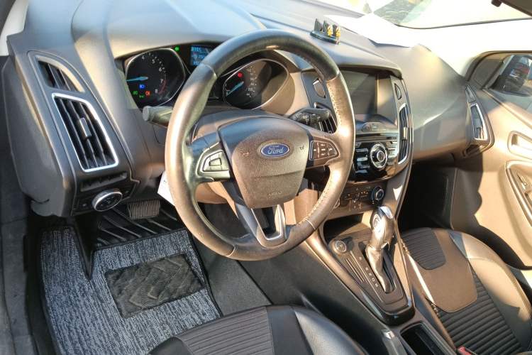 Used Ford Focus 2018 Hatchback Classic 1.6L Automatic Trendy SmartDrive Edition Center Console