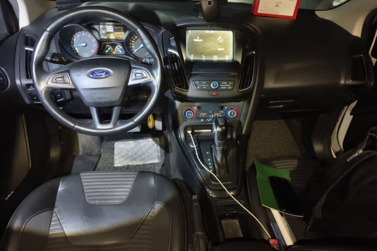 Used Ford Focus 2018 Sedan Classic EcoBoost 180 Automatic Elite Model Center Console
