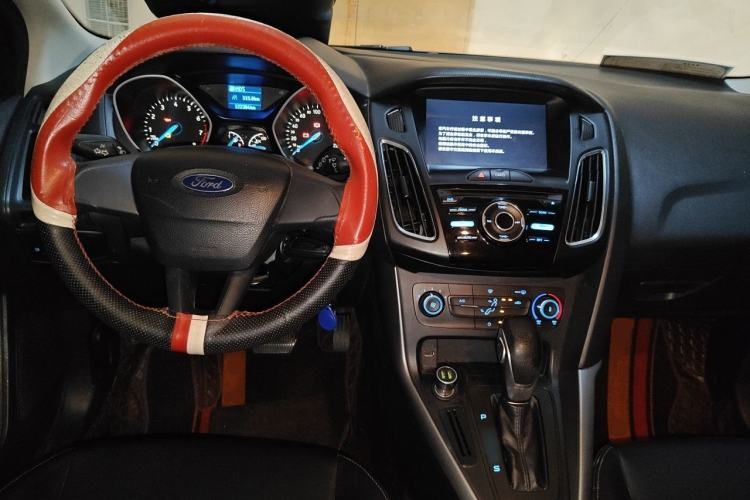 Used Ford Focus 2018 Hatchback Classic 1.6L Automatic Comfort Plus SmartDrive Edition Center Console