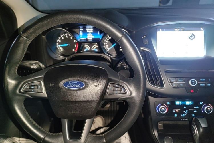 Used Ford Focus 2018 Hatchback Classic EcoBoost 180 Automatic Elite Model Center Console