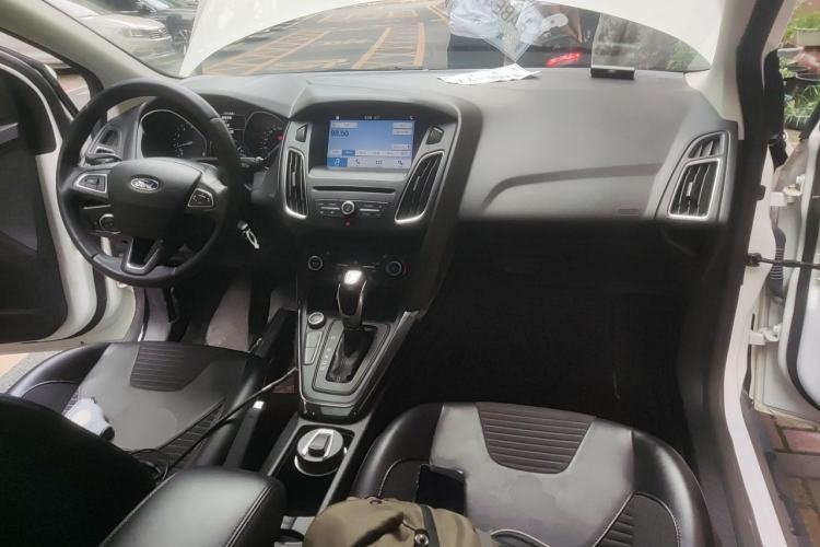 Used Ford Focus 2018 Hatchback Classic EcoBoost 180 Automatic Elite Model Center Console