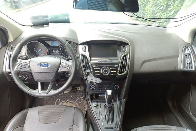 Used Ford Focus 2018 Two-Door Classic EcoBoost 125 Automatic Supercharged Style SmartDrive Edition Center Console