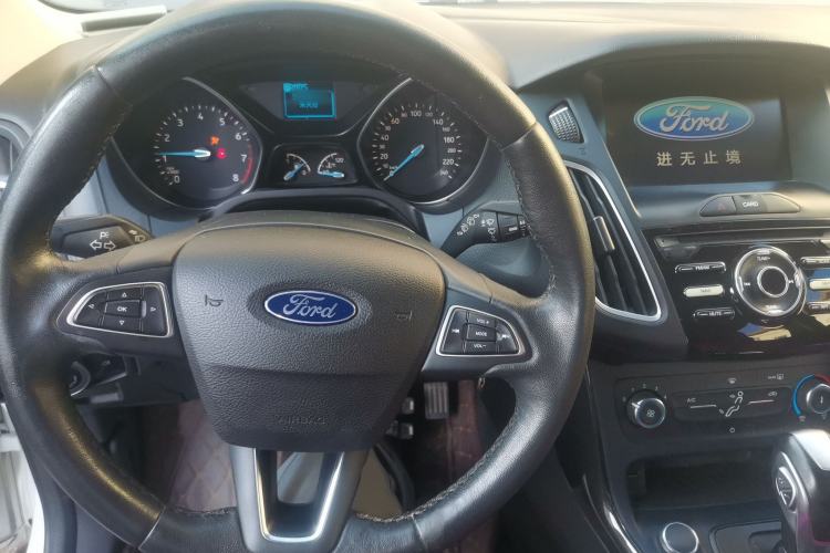 Used Ford Focus 2018 Hatchback Classic 1.6L Automatic Trendy SmartDrive Edition Center Console