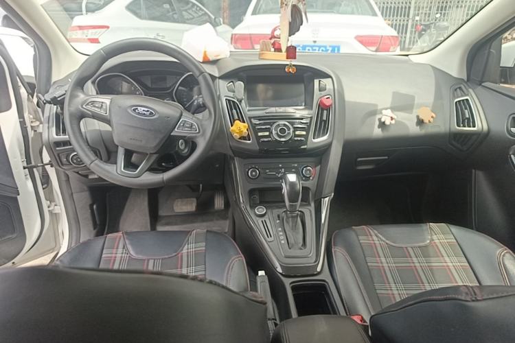 Used Ford Focus 2018 Sedan Classic 1.6L Automatic Trendy SmartDrive Edition Center Console