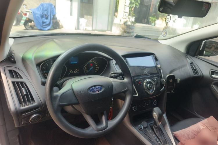 Used Ford Focus 2018 Hatchback Classic 1.6L Automatic Comfort Plus SmartDrive Edition Center Console