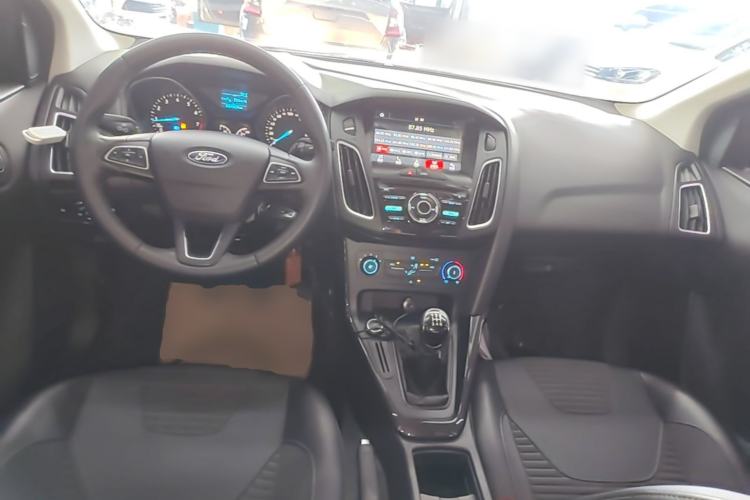 Used Ford Focus 2018 Hatchback Classic 1.6L Manual Fashion Edition SmartDrive Version Center Console