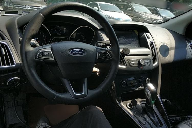 Used Ford Focus 2018 Sedan Classic EcoBoost 180 Automatic Elite Model Center Console