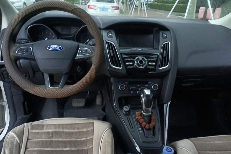 Used Ford Focus 2018 Hatchback Classic 1.6L Automatic Trendy SmartDrive Edition Center Console
