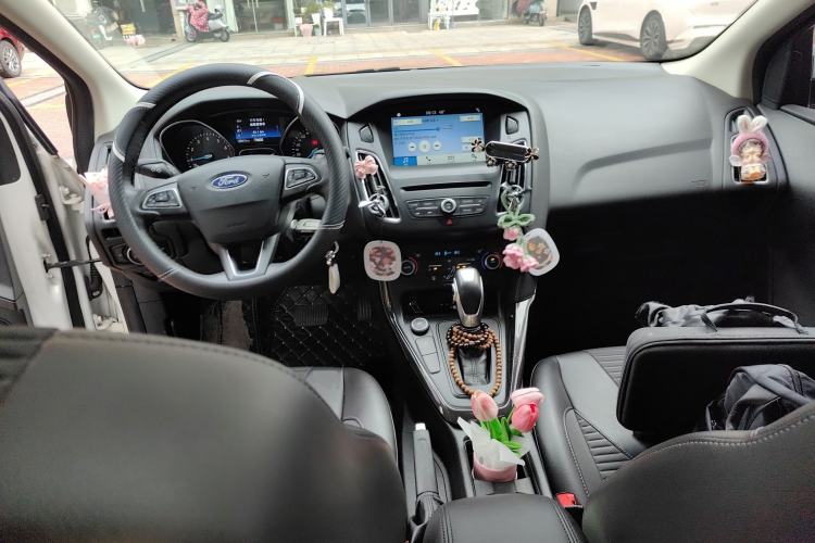 Used Ford Focus 2018 Hatchback Classic EcoBoost 180 Automatic Elite Model Center Console
