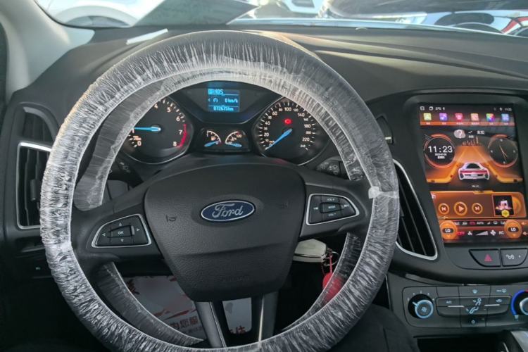Used Ford Focus 2018 Hatchback Classic 1.6L Automatic Trendy SmartDrive Edition Center Console