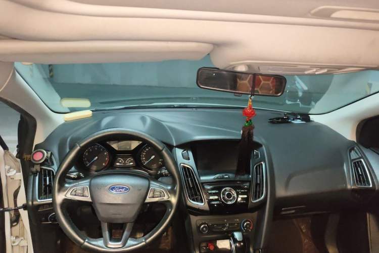 Used Ford Focus 2018 Sedan Classic 1.6L Automatic Trendy SmartDrive Edition Center Console