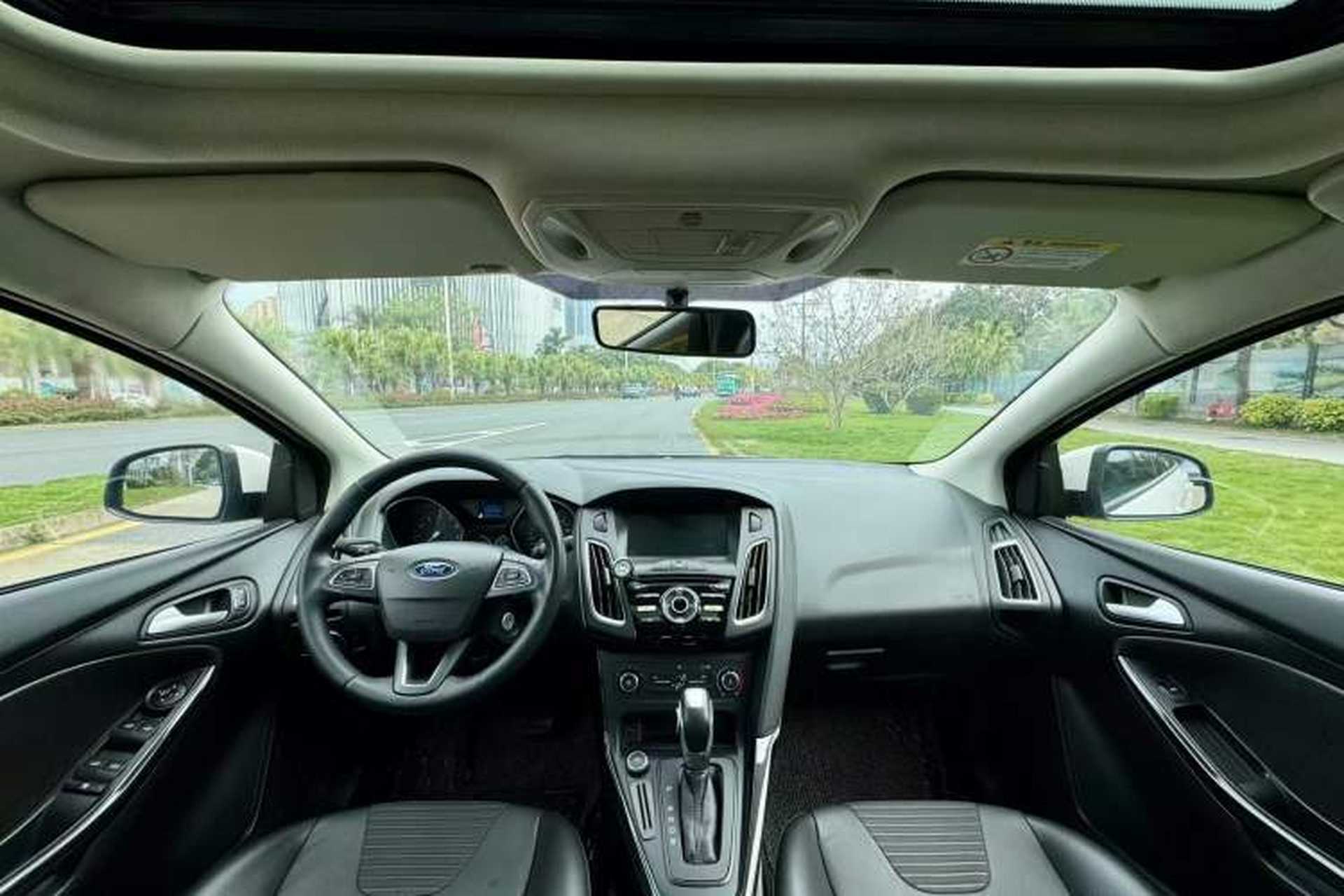 Used Ford Focus 2018 Sedan Classic 1.6L Automatic Trendy SmartDrive Edition Center Console