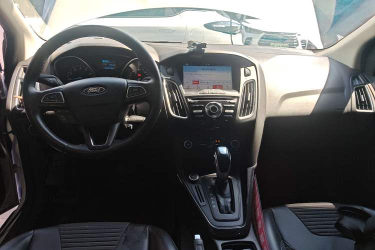 Used Ford Focus 2018 Hatchback Classic 1.6L Automatic Trendy SmartDrive Edition Center Console
