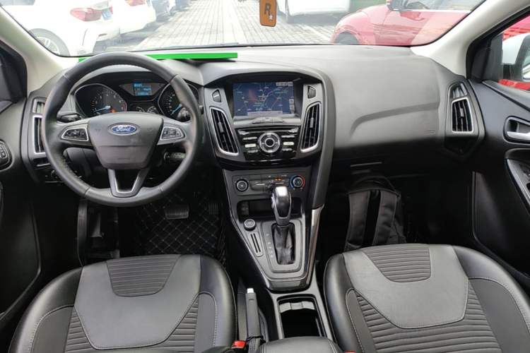 Used Ford Focus 2018 Sedan Classic 1.6L Automatic Trendy SmartDrive Edition Center Console
