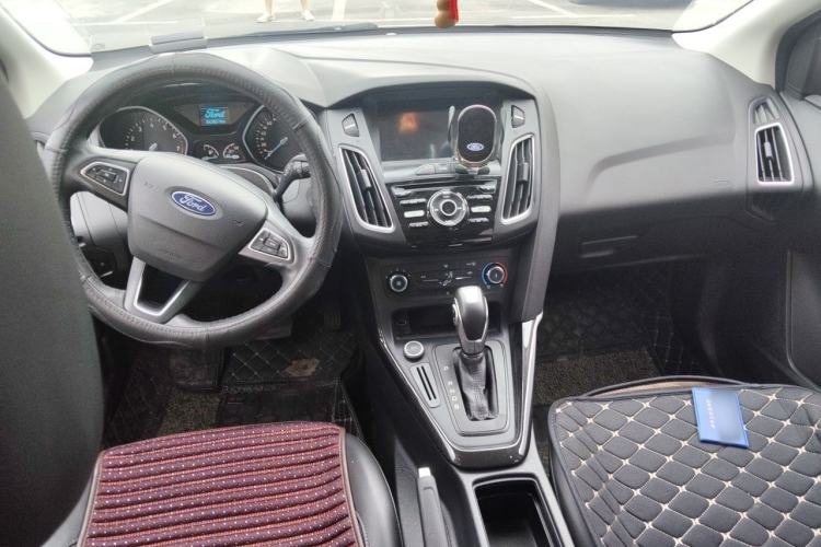 Used Ford Focus 2018 Hatchback Classic 1.6L Automatic Trendy SmartDrive Edition Center Console