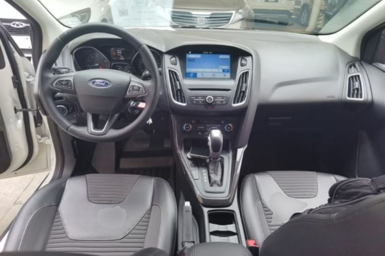 Used Ford Focus 2018 Sedan Classic EcoBoost 180 Automatic Elite Model Center Console